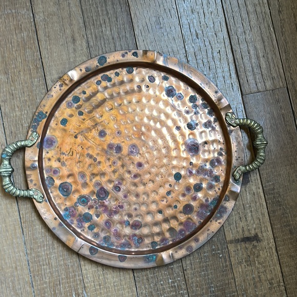 Vintage copper round serving trey with brass handles hammered design, rustic - Picture 2 of 16